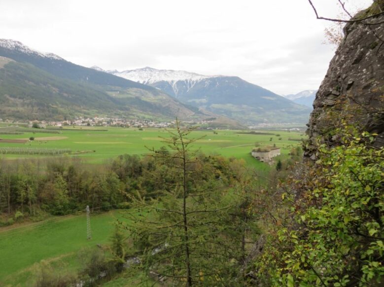 Blick auf Bunker Nummer 8 und den Tartscher Bichl