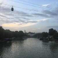 Tiflis: Seilbahn und Friedensbrücke