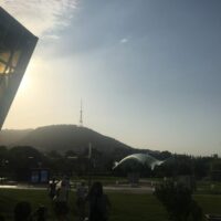 Tiflis: Seilbahntalstation Blick auf Friedensbrücke und Fernsehturm