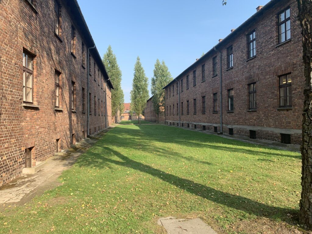 Auschwitz I (Stammlager): Blick zwischen Gebäuden