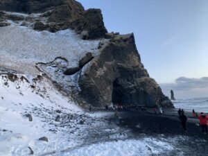 Basalthöhle am schwarzen Strand Reynisfjara