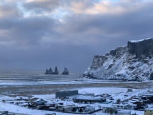 Blick von der Kirche in Vik auf Reynisdrangar