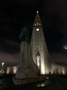 Hallgrímskirkja bei Nacht