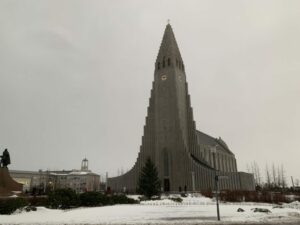 Hallgrímskirkja bei Tag