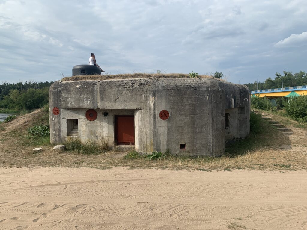Polnischer Bunker am Fluss Narew in Nowogrod
