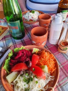 Schopska Salat im Hintergrund (Mazedonien)