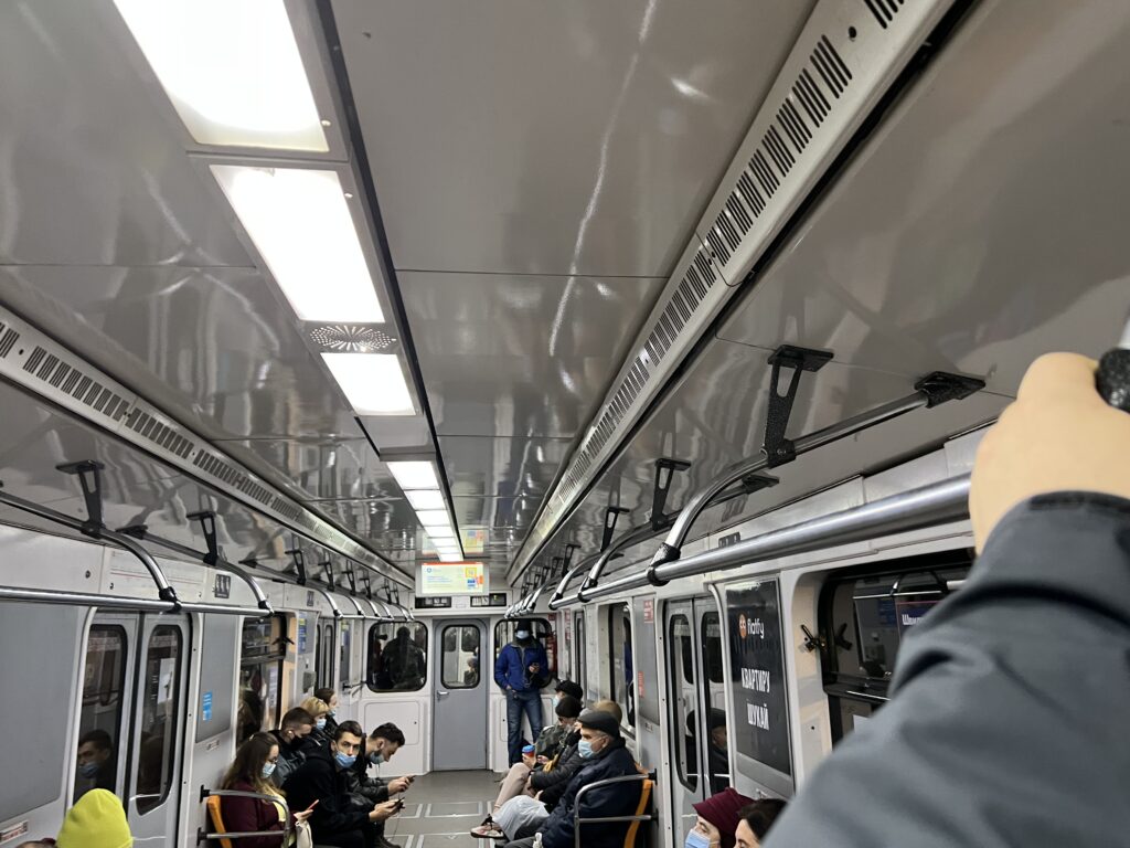 Metro Kiew: Im Zug