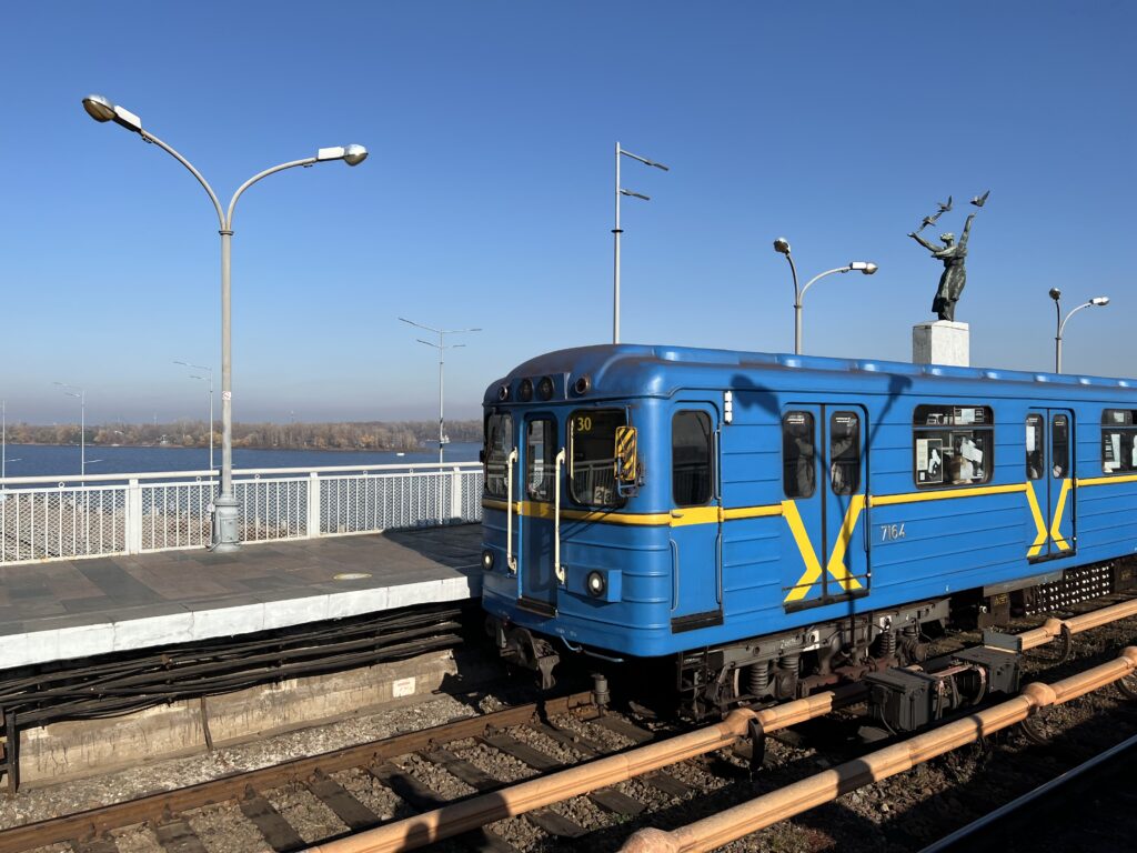 Metro Kiew: Zug in Station Dnipro