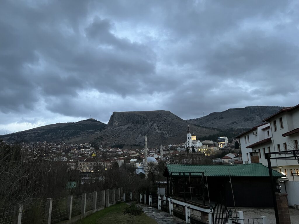 BiH: Blick aus dem Hotelzimmer auf Mostar