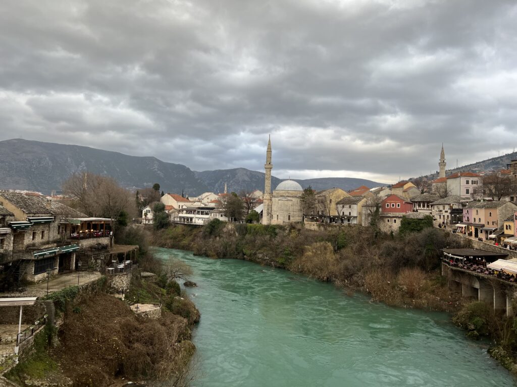 BiH: Blick von Stari Most auf den Ostteil von Mostar