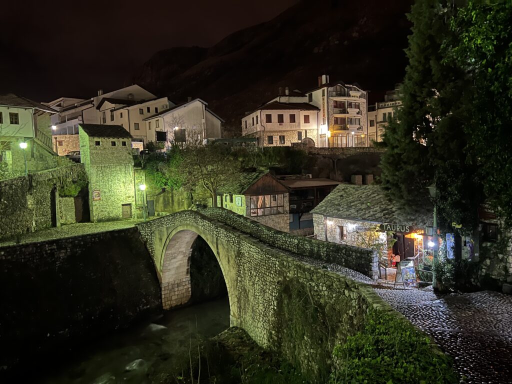 BiH: Kriva Ćuprija in Mostar bei Nacht