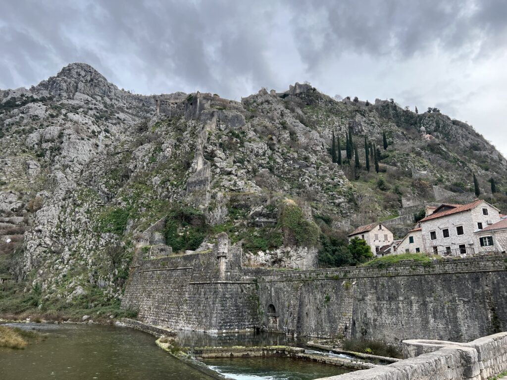Montenegro: Blick auf die Festung Kotor