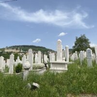 Alifakovac Friedhof mit Blick auf die Jajce-Kaserne (BiH)