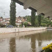 Blick vom Inat Kuća auf die Miljacka (BiH)
