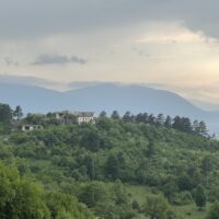 Blick von Scharfschützenstellung auf das Zwischenwerk Zlatište (BiH)