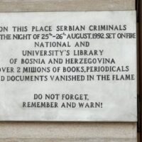 Inschrift an der Nationalbibliothek (BiH)