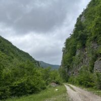 Magistralstraße M5 zur eingestürzten Brücke (BiH)