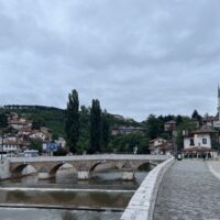 Miljacka mit Šeherćehaja-Brücke (BiH)