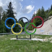 Olympische Ringe im Kreisverkehr auf dem Igman (BiH)