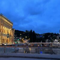 Rathaus und Šeherćehaja-Brücke am Abend (BiH)