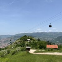 Rückweg unter der Seilbahn (BiH)