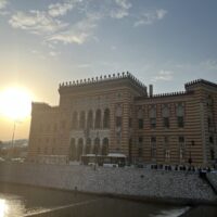 Sonne an der Nationalbibliothek (BiH)