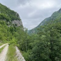 Straße zur eingestürzten Brücke (BiH)